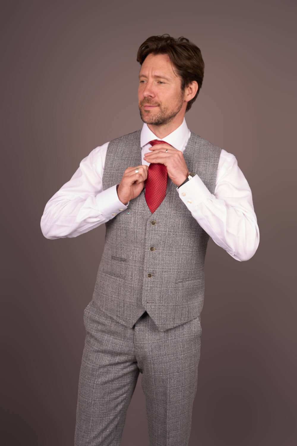 Traje de tres piezas para hombre, gris, clásico a cuadros, corte ajustado.