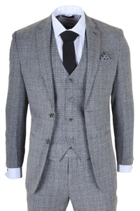 Traje gris a cuadros con camisa blanca, corbata negra y pañuelo de bolsillo sobre fondo blanco.