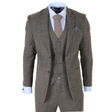 Traje a cuadros marrón con corbata y pañuelo de bolsillo sobre fondo blanco.