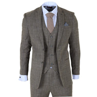Traje a cuadros marrón con corbata y pañuelo de bolsillo sobre fondo blanco.