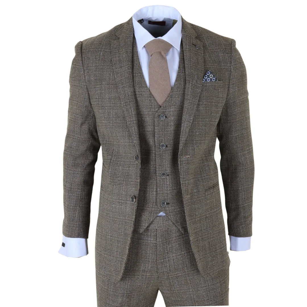 Traje a cuadros marrón con corbata y pañuelo de bolsillo sobre fondo blanco.