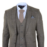 Traje de tres piezas para hombre, color marrón claro, a cuadros clásicos y corte ajustado.
