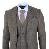 Traje de tres piezas para hombre, color marrón claro, a cuadros clásicos y corte ajustado.