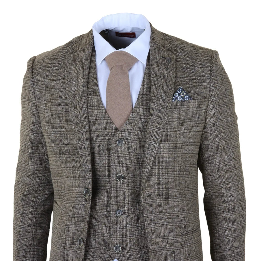 Traje de tres piezas para hombre, color marrón claro, a cuadros clásicos y corte ajustado.