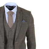 Traje de tres piezas para hombre, color marrón claro, a cuadros clásicos y corte ajustado.