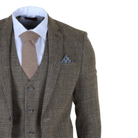 Traje de tres piezas para hombre, color marrón claro, a cuadros clásicos y corte ajustado.