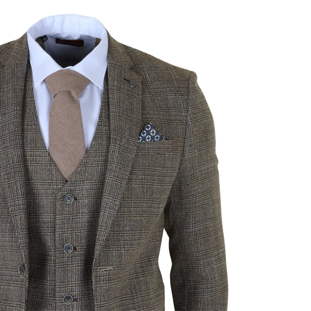 Traje de tres piezas para hombre, color marrón claro, a cuadros clásicos y corte ajustado.