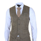 Traje de tres piezas para hombre, color marrón claro, a cuadros clásicos y corte ajustado.