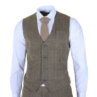 Traje de tres piezas para hombre, color marrón claro, a cuadros clásicos y corte ajustado.
