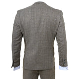 Traje de tres piezas para hombre, color marrón claro, a cuadros clásicos y corte ajustado.