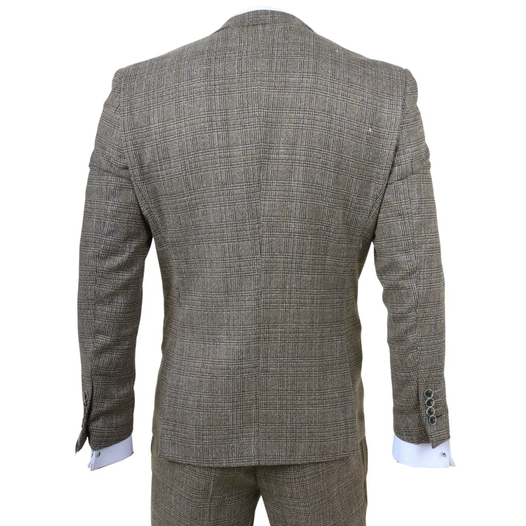 Traje de tres piezas para hombre, color marrón claro, a cuadros clásicos y corte ajustado.