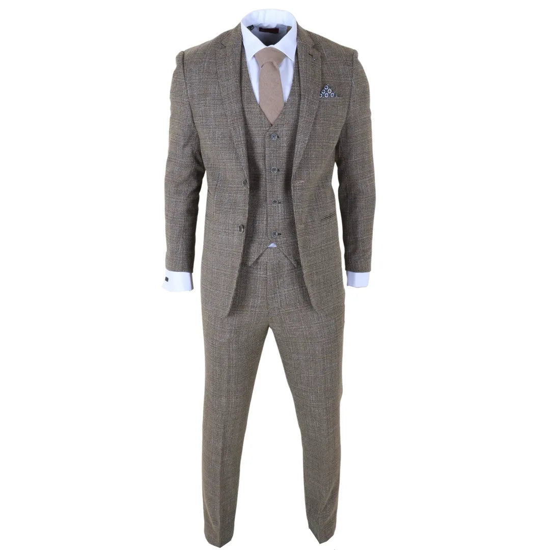 Traje de tres piezas para hombre, color marrón claro, a cuadros clásicos y corte ajustado.