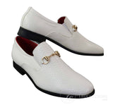 Patrón 80058 - Zapatos de hombre blancos y negros de charol brillante, sin cordones, de piel sintética con estampado de serpiente y cocodrilo, con hebilla dorada.