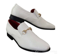 Patrón 80058 - Zapatos de hombre blancos y negros de charol brillante, sin cordones, de piel sintética con estampado de serpiente y cocodrilo, con hebilla dorada.