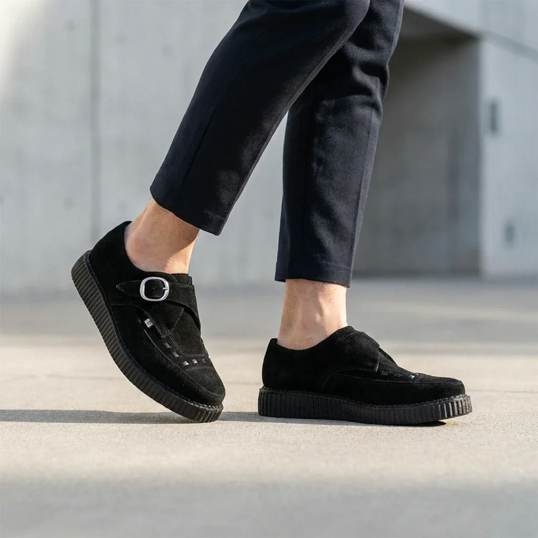 Zapatos de plataforma con hebilla Monk y punta puntiaguda estilo creeper en ante negro.
