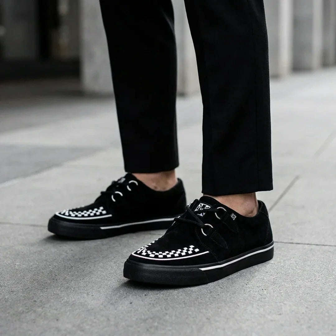Zapatillas deportivas de plataforma con punta estilo creeper en ante blanco y negro.