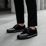 Zapatillas deportivas de plataforma con punta estilo creeper en ante blanco y negro.
