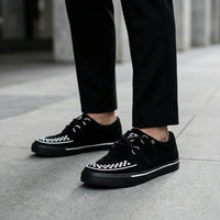 Zapatillas deportivas de plataforma con punta estilo creeper en ante blanco y negro.