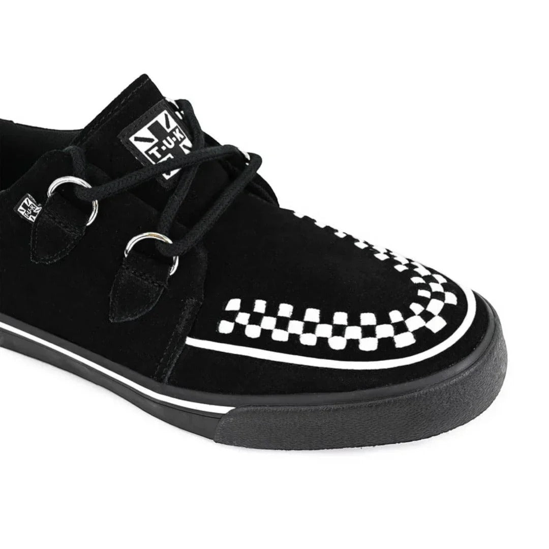 Zapatillas deportivas de plataforma con punta estilo creeper en ante blanco y negro.