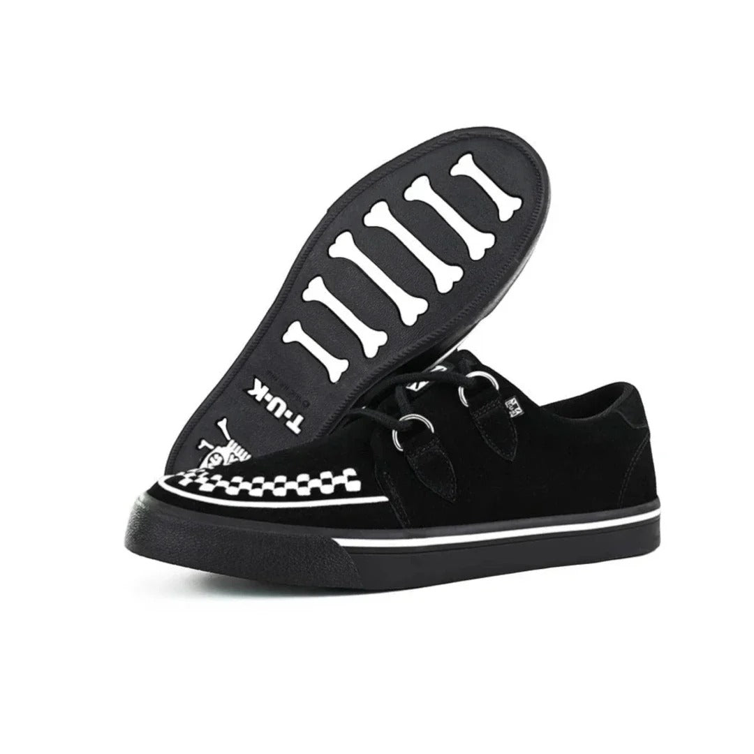 Zapatillas deportivas de plataforma con punta estilo creeper en ante blanco y negro.