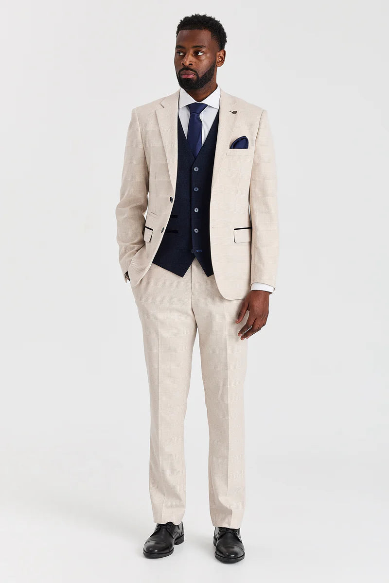 Traje a cuadros color crema Regent con chaleco azul marino Regent en contraste.