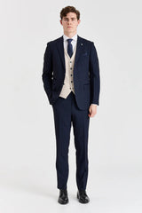 Traje a cuadros azul marino Regent con chaleco color crema Regent en contraste.