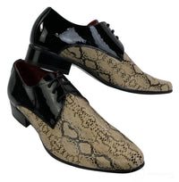 Zapatos de hombre de piel brillante charol con estampado de serpiente en color negro y beige, diseño italiano con cordones.