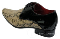 Zapatos de hombre de piel brillante charol con estampado de serpiente en color negro y beige, diseño italiano con cordones.