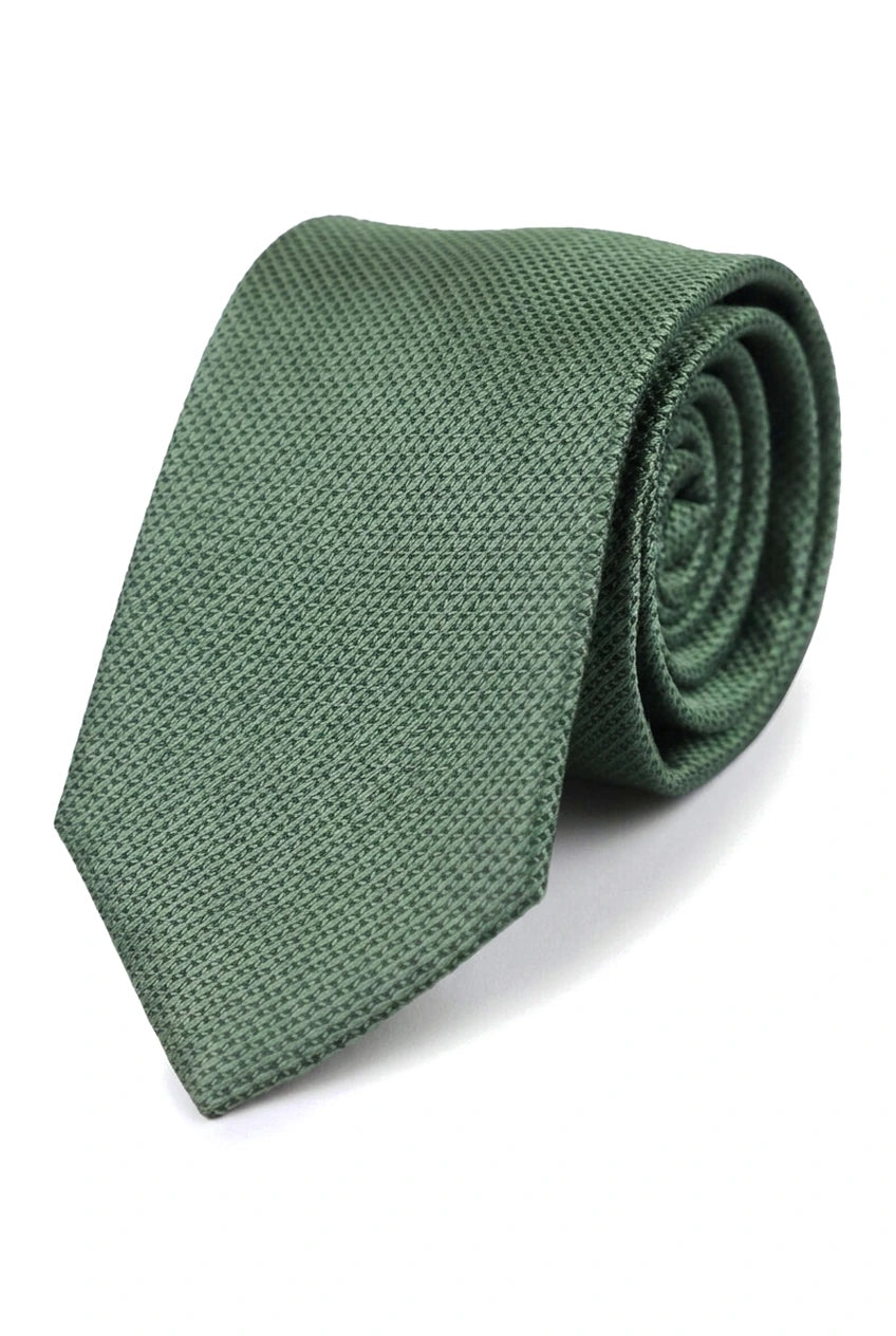 Conjunto de regalo de corbata verde texturizada de seda satinada con pañuelo de bolsillo, gemelos y corbata de satén mate.