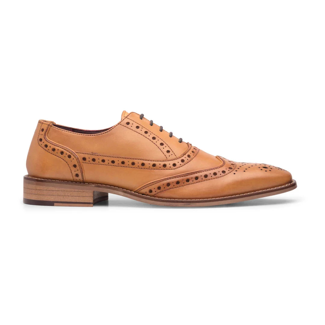 Zapatos brogue con cordones para hombre, sastrería clásica, color marrón claro, estilo vintage, formal y elegante.