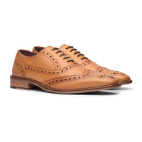 Zapatos brogue con cordones para hombre, sastrería clásica, color marrón claro, estilo vintage, formal y elegante.