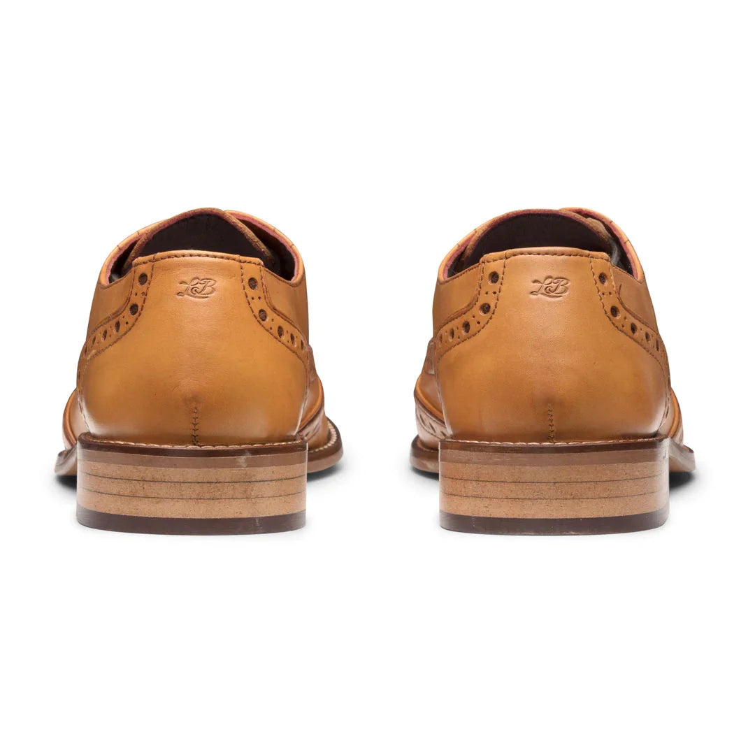 Zapatos brogue con cordones para hombre, sastrería clásica, color marrón claro, estilo vintage, formal y elegante.