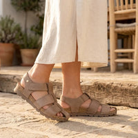 Sandalias Stanley C8 para hombre, impermeables, de piel color topo.