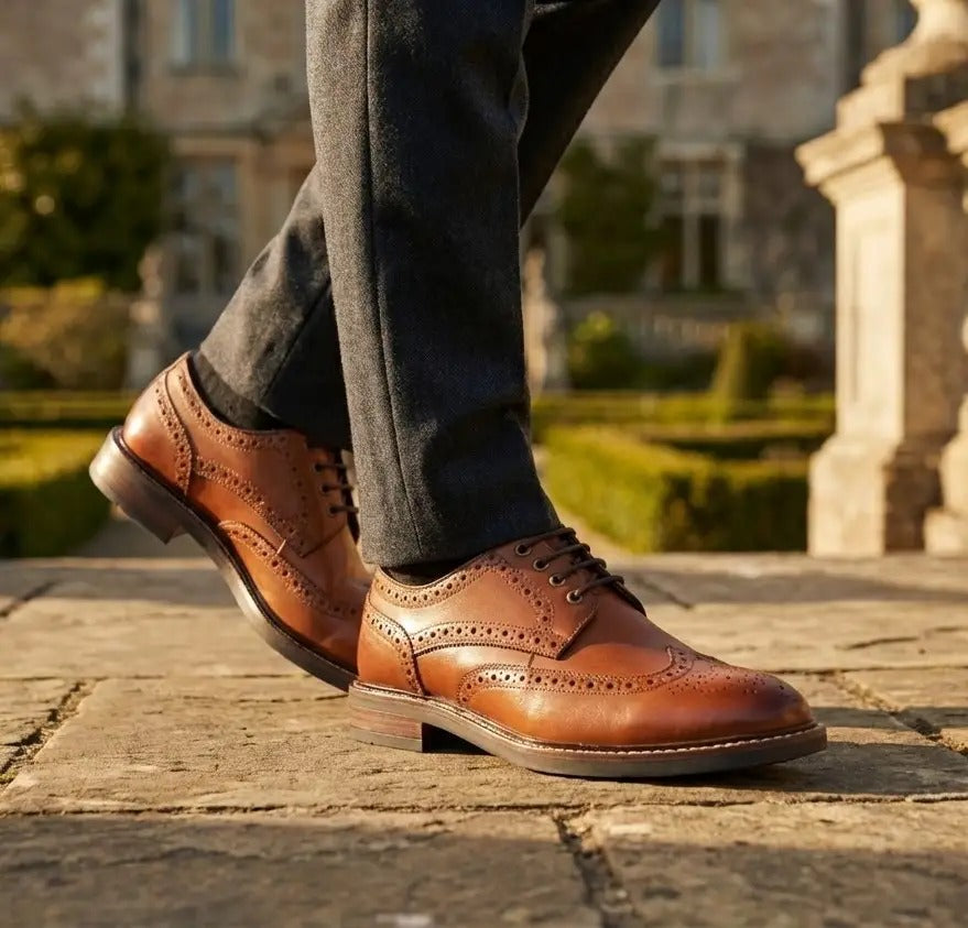 Zapatos Stokes para hombre, de piel color camel, con puntera de ala y cordones.