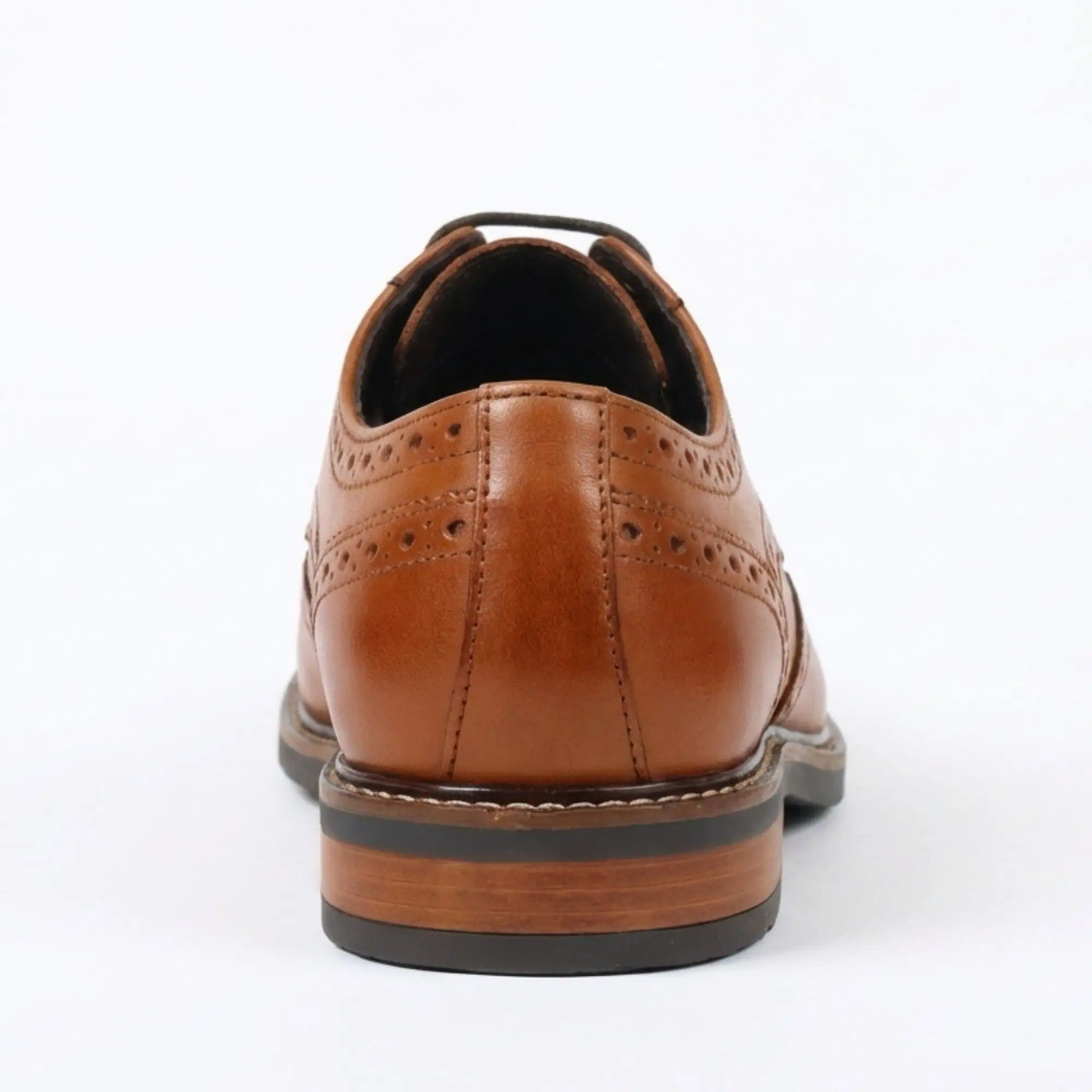 Zapatos Stokes para hombre, de piel color camel, con puntera de ala y cordones.