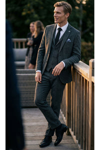 Traje de hombre de 3 piezas de tweed con estampado de espiga en color gris carbón - STZ11