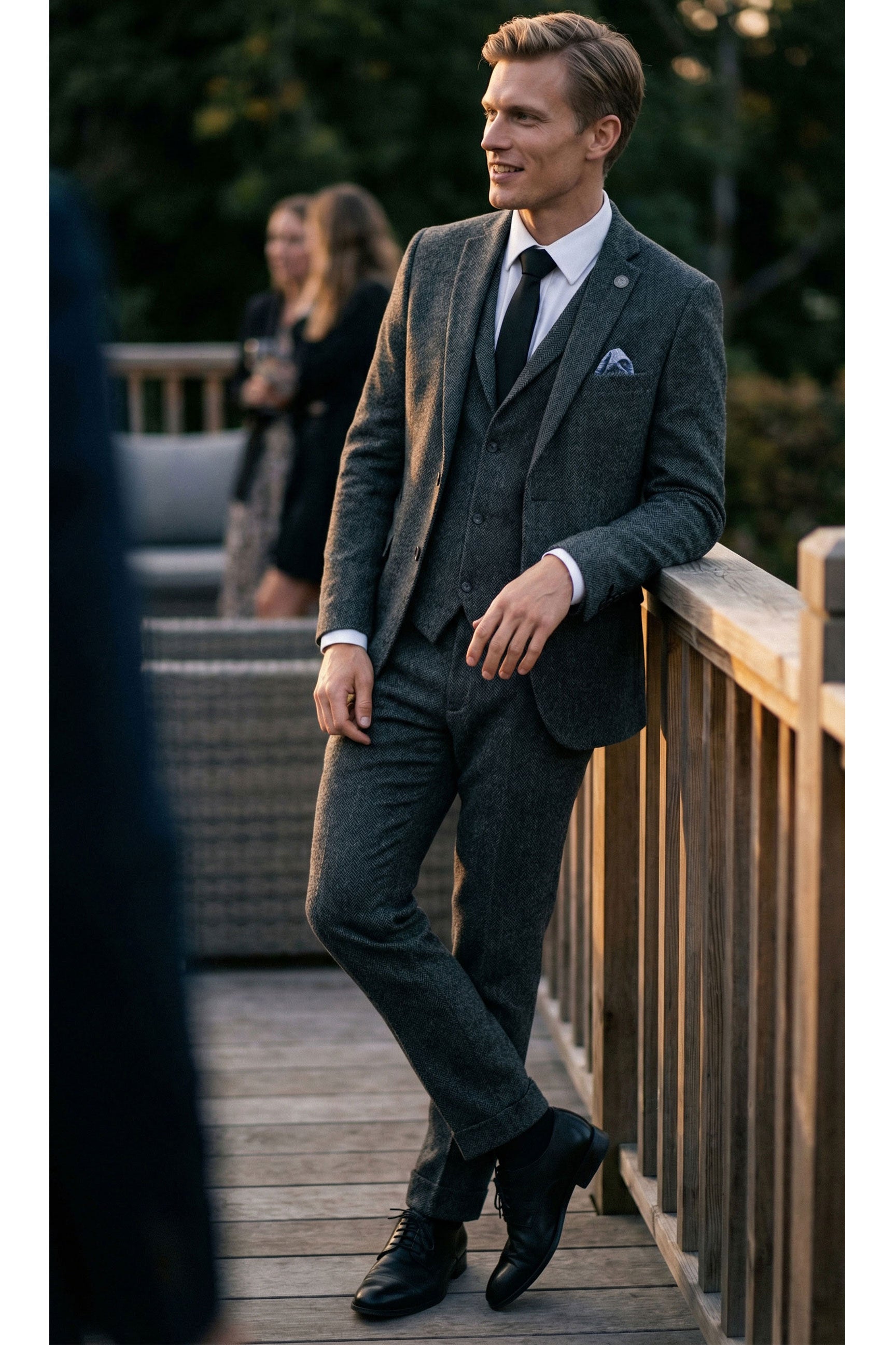 Traje de hombre de 3 piezas de tweed con estampado de espiga en color gris carbón - STZ11