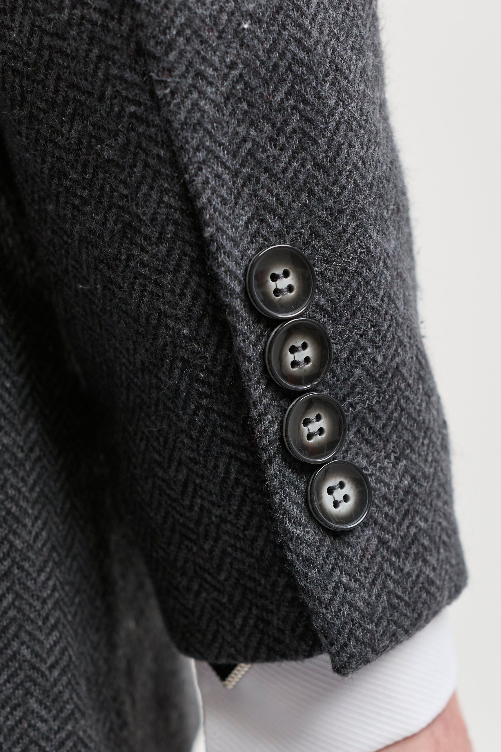 Traje de hombre de 3 piezas de tweed con estampado de espiga en color gris carbón - STZ11