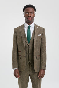 Traje de tres piezas de tweed de espiga color roble.