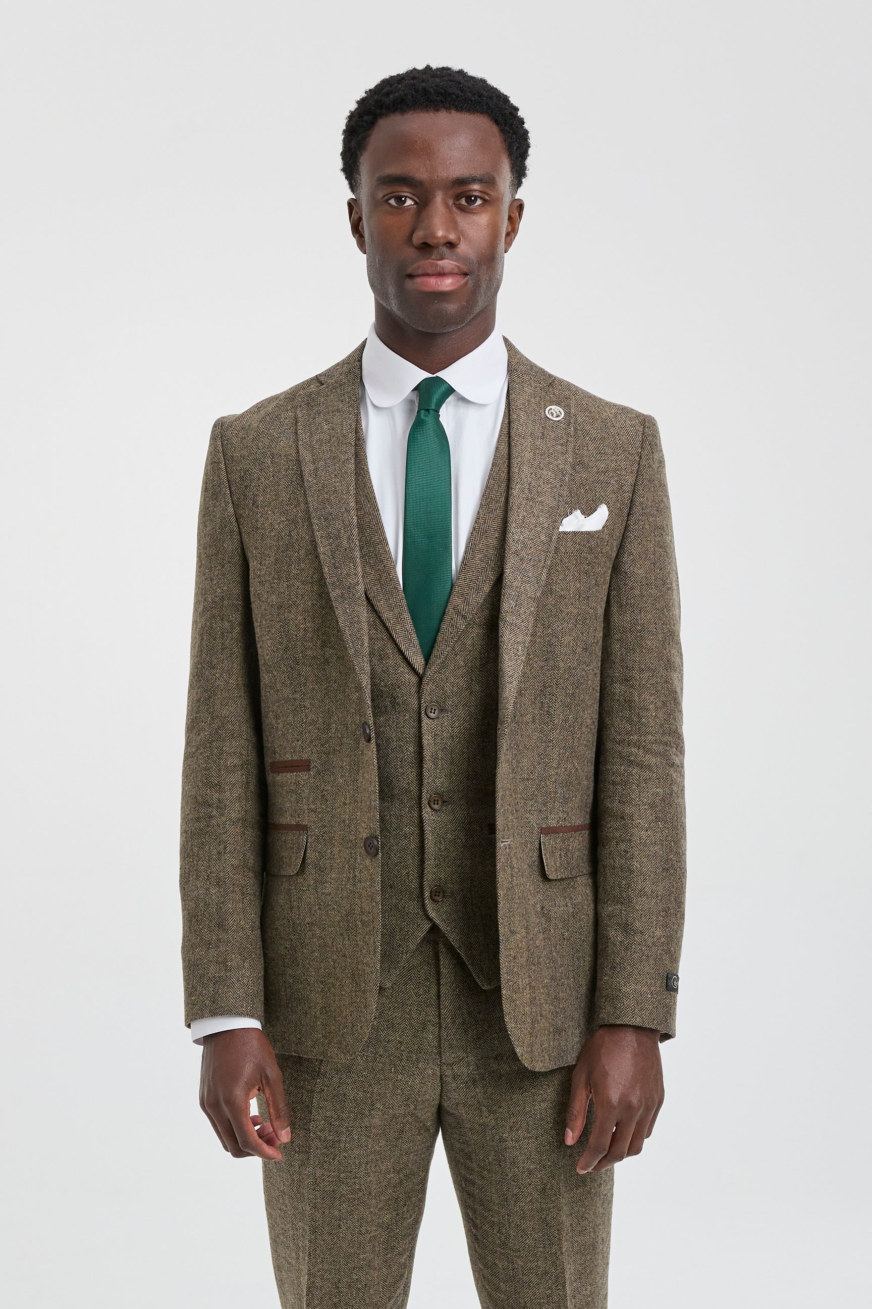 Traje de tres piezas de tweed de espiga color roble.