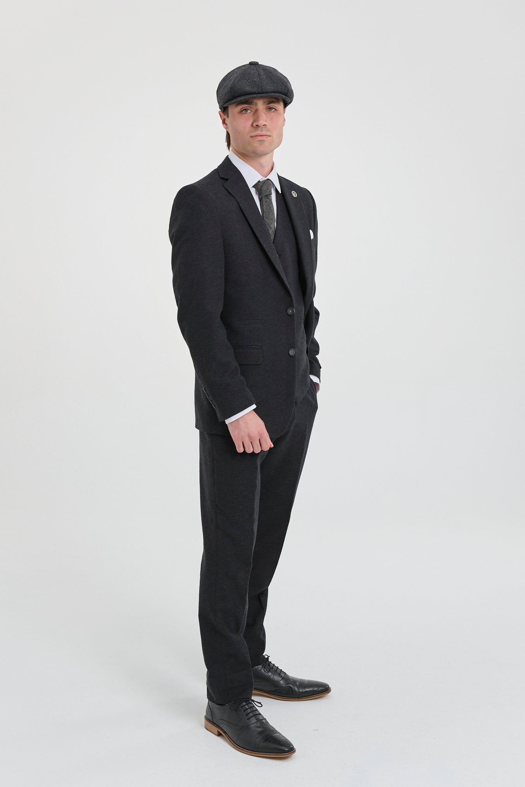 Traje negro vintage de hombre de los años 20