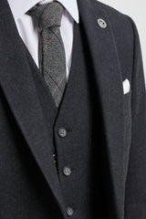Traje negro vintage de hombre de los años 20