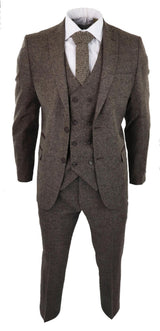 Traje de tres piezas para hombre en color marrón roble con chaleco cruzado.