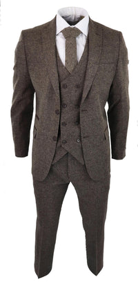 Traje de tres piezas para hombre en color marrón roble con chaleco cruzado.