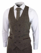 Traje de tres piezas para hombre en color marrón roble con chaleco cruzado.