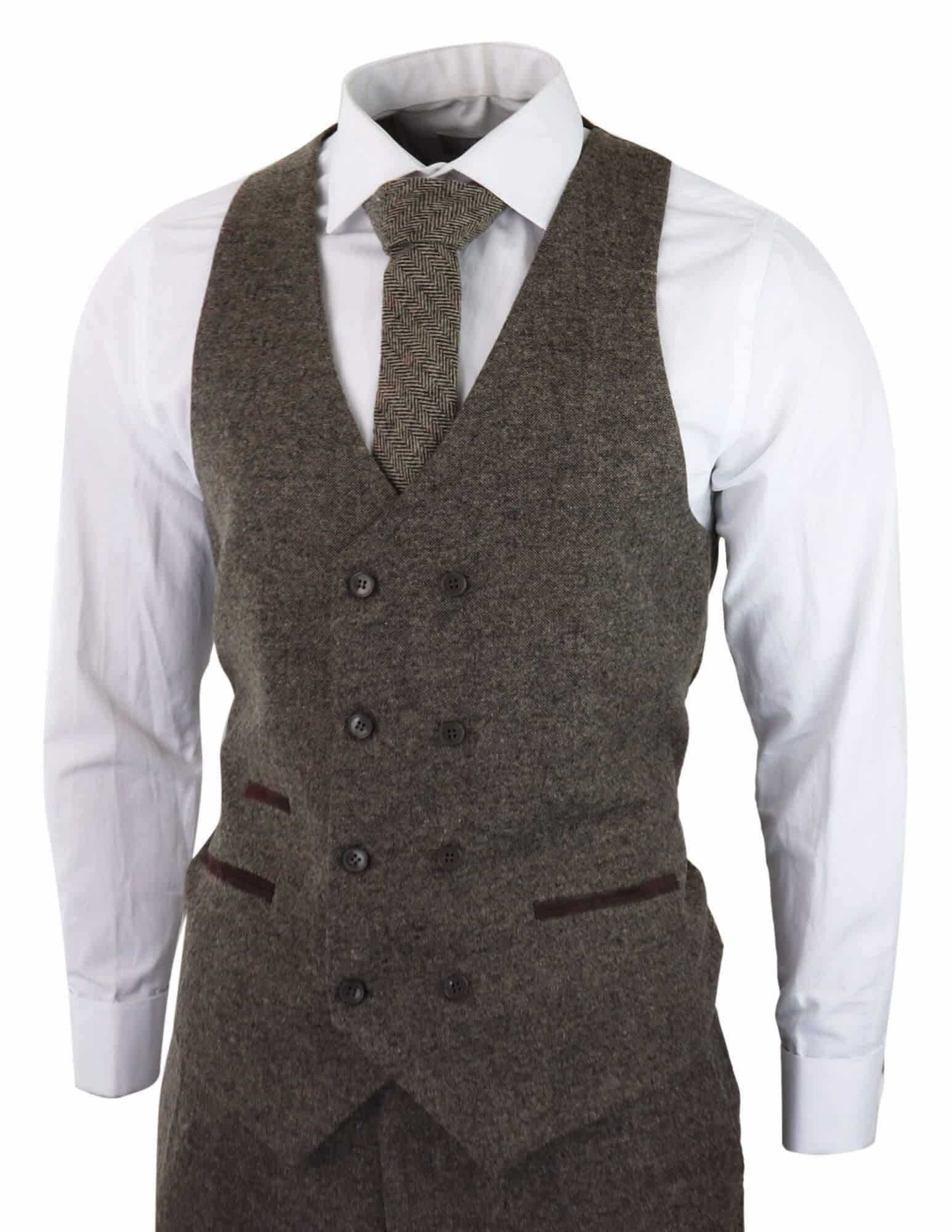 Traje de tres piezas para hombre en color marrón roble con chaleco cruzado.