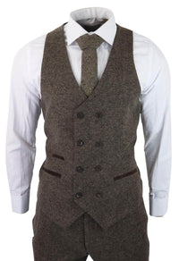 Traje de tres piezas para hombre en color marrón roble con chaleco cruzado.