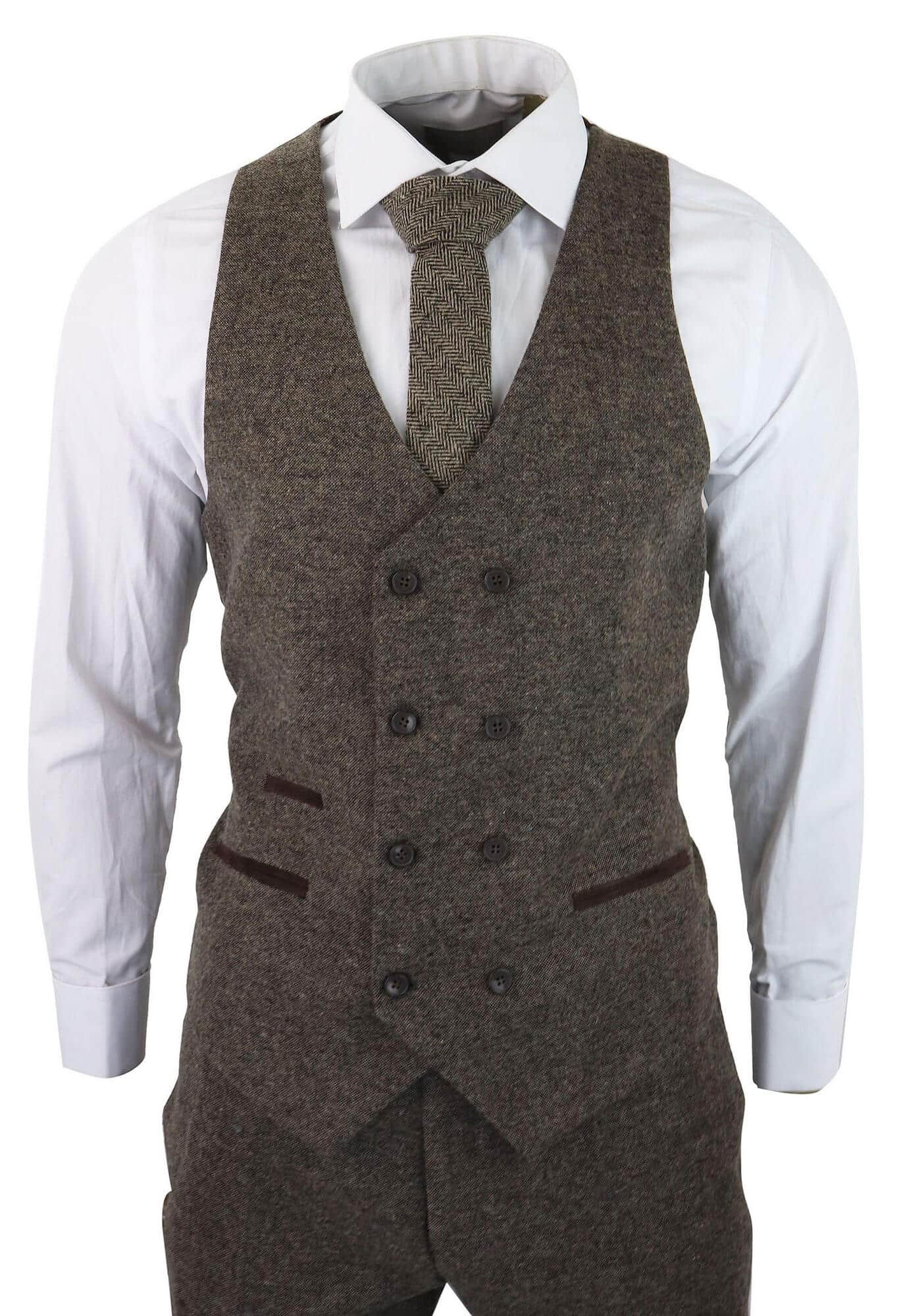 Traje de tres piezas para hombre en color marrón roble con chaleco cruzado.