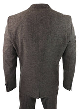 Traje de tres piezas para hombre en color marrón roble con chaleco cruzado.