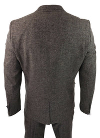 Traje de tres piezas para hombre en color marrón roble con chaleco cruzado.